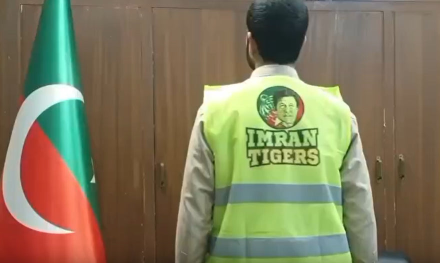 High-visibility safety jacket for work and outdoor use
